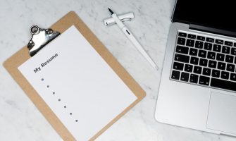 Papel De Impressora Branco Ao Lado Do Computador Portatil Prateado 7iSEHWsxPLw