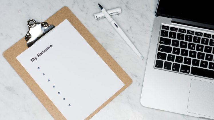 Papel De Impressora Branco Ao Lado Do Computador Portatil Prateado 7iSEHWsxPLw