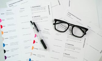 Um Par De Oculos Sentados Em Cima De Uma Pilha De Papel RqZaKEjRrdQ