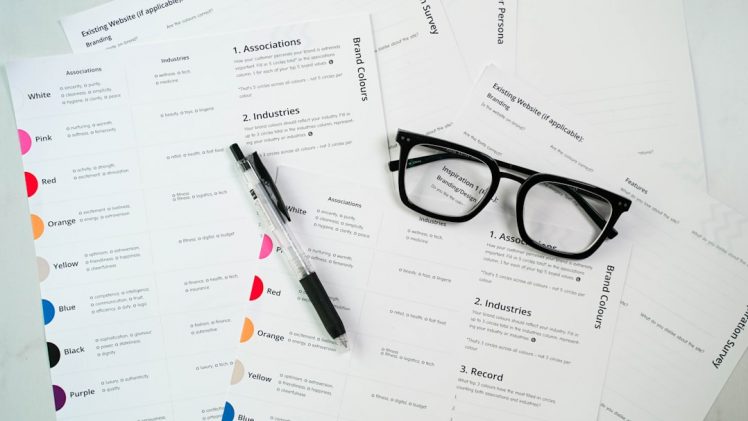Um Par De Oculos Sentados Em Cima De Uma Pilha De Papel RqZaKEjRrdQ