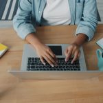 Pessoa Digitando Em Um Laptop Em Uma Mesa De Madeira Y4h0lH6QxhY