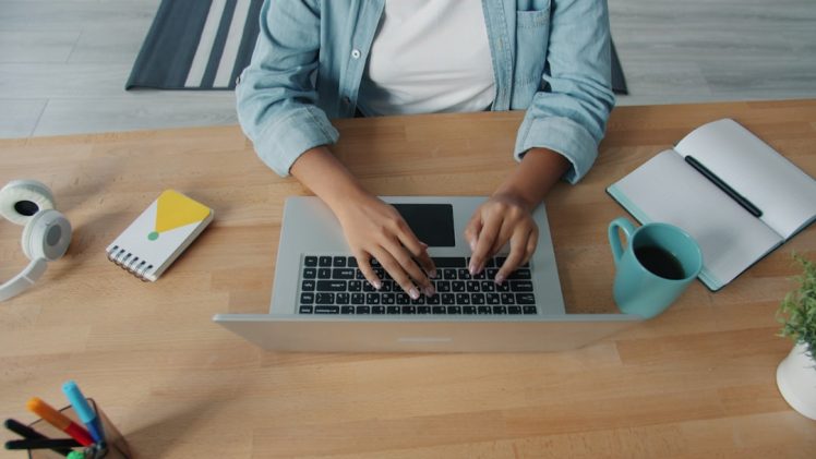 Pessoa Digitando Em Um Laptop Em Uma Mesa De Madeira Y4h0lH6QxhY