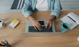 Pessoa Digitando Em Um Laptop Em Uma Mesa De Madeira Y4h0lH6QxhY